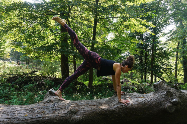 Yoga houding in het bos