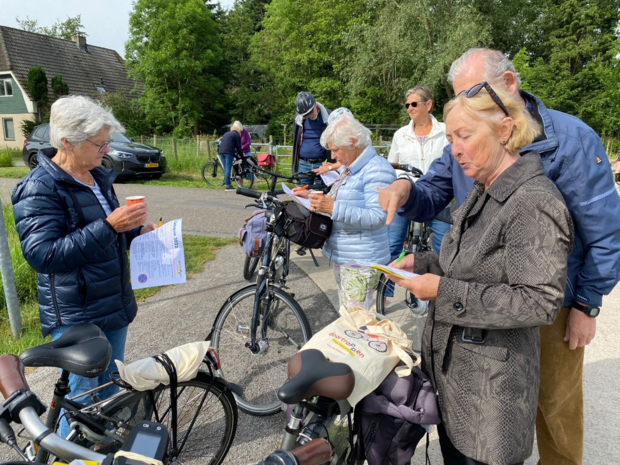 inwoners bekijken de route voor vertrek met de fiets